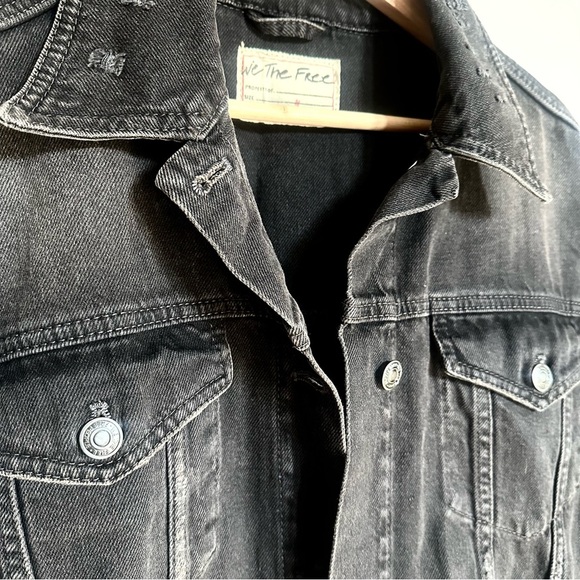 NWT Free People Washed Black Distressed Jolene Trucker Jean Jacket Medium - Picture 4 of 7